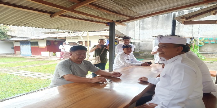 Mantan Bupati Jembrana I Gede Winasa saat bertemu dengan anaknya, wakil bupati Jembrana beserta undangan lainnya.
