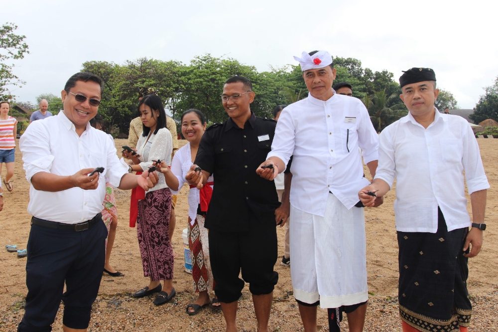 PEDULI LINGKUNGAN: Mercure Bali Sanur Resort gelar Pelepasan Tukik saat HUT RI Ke-78. (Mercure Bali Sanur Resort)