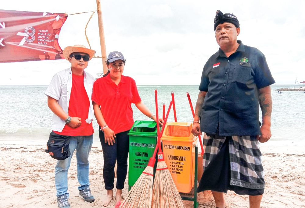 HARI MERDEKA: Penyerahan alat kebersihan dari PT. Primo Indo Ikan kepada BUMDA desa Adat Intaran, Sanur, Kamis (17/8/2023). (Made Sukamara/Radar Bali)