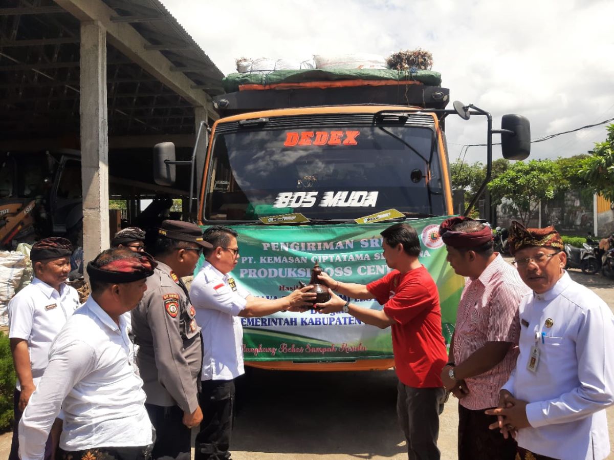 PENGIRIMAN TERBANYAK: Bupati Klungkung I Nyoman Suwirta (T-shirt merah) dan Kajari Klungkung Dr Lapatawe B Hamka memegang dan memecahkan kendi saat pelepasan pengriman SRF di TOSS Center (17/82023)
