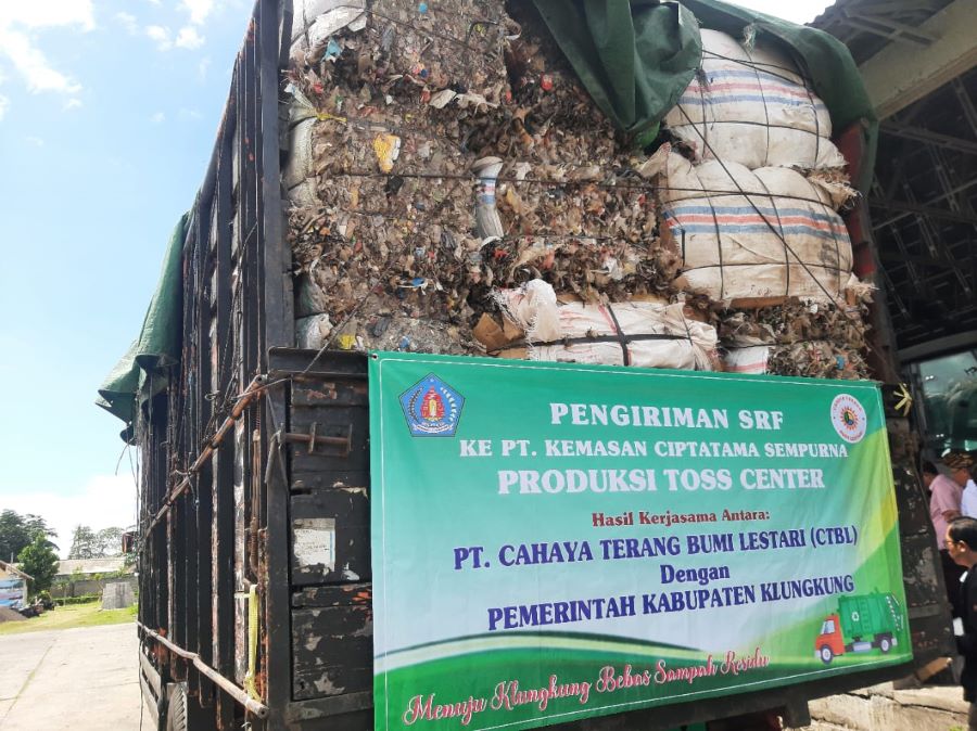 SAMPAH JADI BAHAN BAKAR: Pengankutan sampah sebanyak 17 ton lebih dari TOSS Center Klungkung ke Pasuruan Jawa Timur yang akan digunakan sebagai bahan bakar industri opengganti bahan bakar minyak.