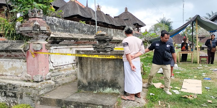 Polisi melakukan olah TKP di pelinggih milik warga yang dirusak di desa Taro, Tegallalang, Gianyar.
