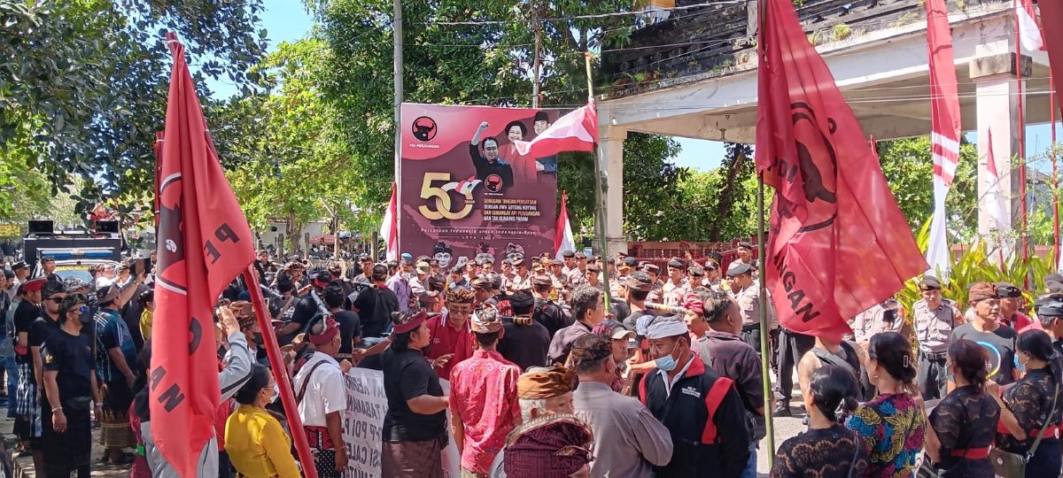 BELA IDOLA: Ratusan massa pendukung I Nyoman Mulyadi saat melancarkan aksi di depan Sekretariat DPD PDIP Bali (16/8/2023)