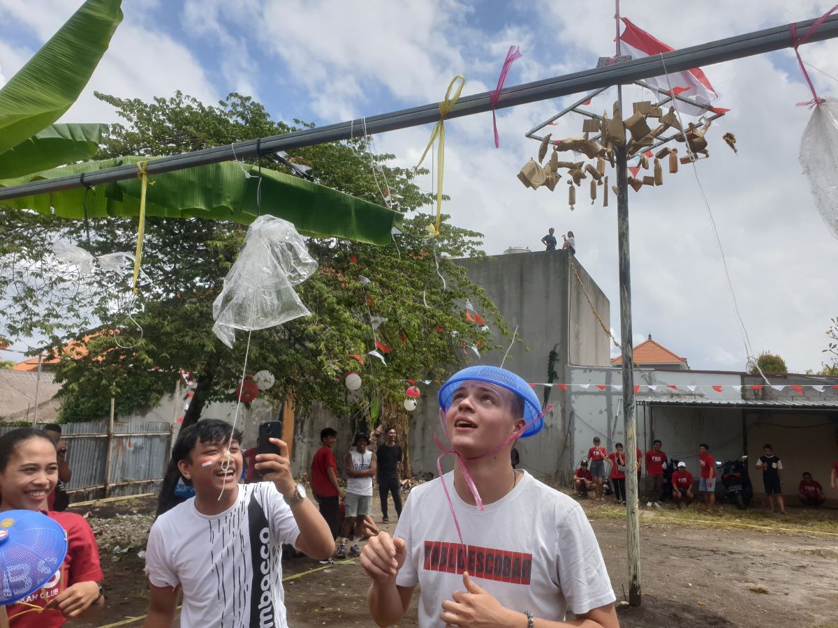 IKUT AGUSTUSAN: Ilya, WNA Rusia ikut lomba kait keranjang di Canggu, Kuta Utara (17/8/2023)
