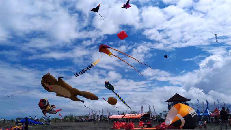 PENGHIAS WARNA-WARNI LANGIT : Sebagian layang -layang dari berbagai negara yang Hadi di ekshibisi layang -layang internasional di Sirkuit All in One Jembrana, Desa Pengambengan  (m.basir/radar bali)