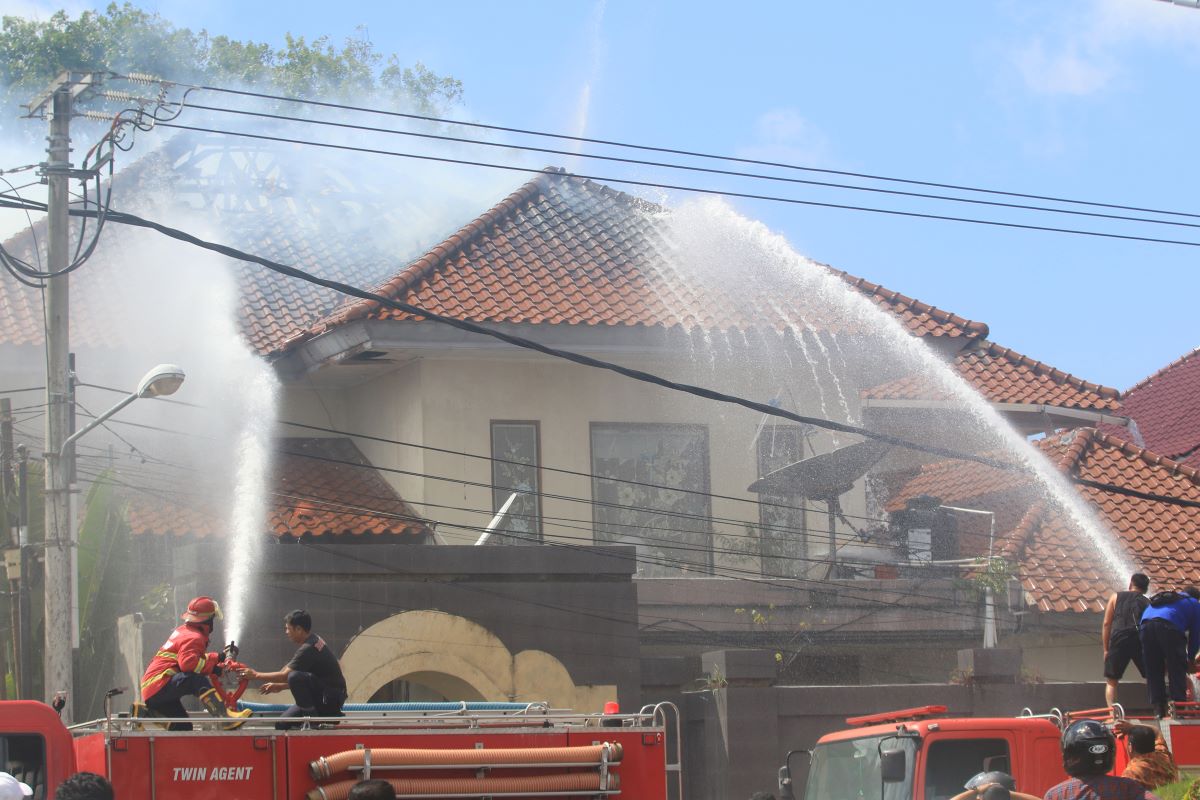 JADI ARANG: Petugas pemadam kebakaran tengah berjuang memadamkan kobaran api di rumah di Jalan Tukad Musi I Nomor 9, Banjar Sembung Sari, Desa Sumerta Kelod, Denpasar Timur, Jumat (18/8/2023)