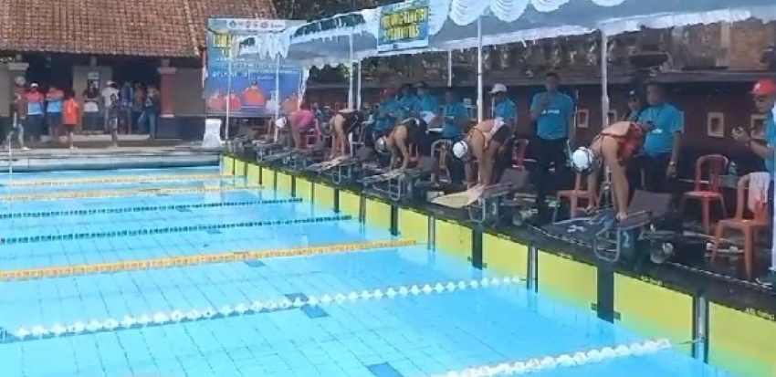 RINTISAN SPORT TOURISM : Kejuaraan selam di kolam renang Tirta Arum, di Blahkiuh, Badung.(wayan widyantara/radarbali)