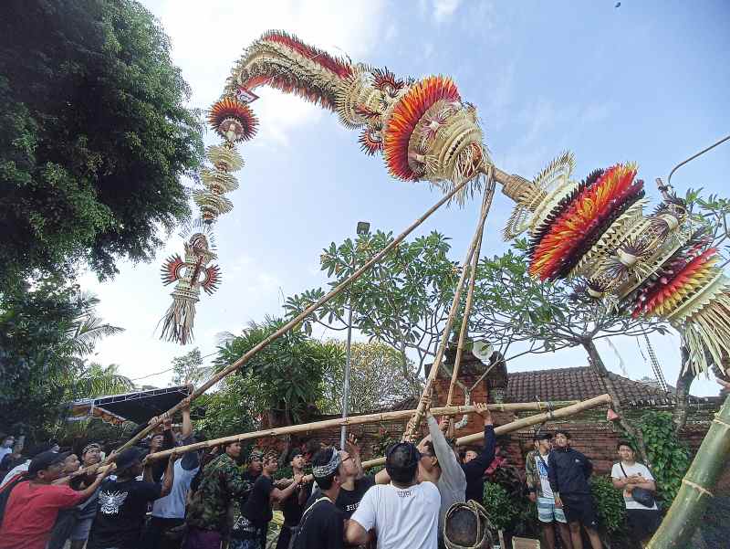 SEMANGAT GOTONG ROYONG : Tradisi ngerebong di Desa Adat Kesiman, Denpasar. (adrian suwanto/radar bali)