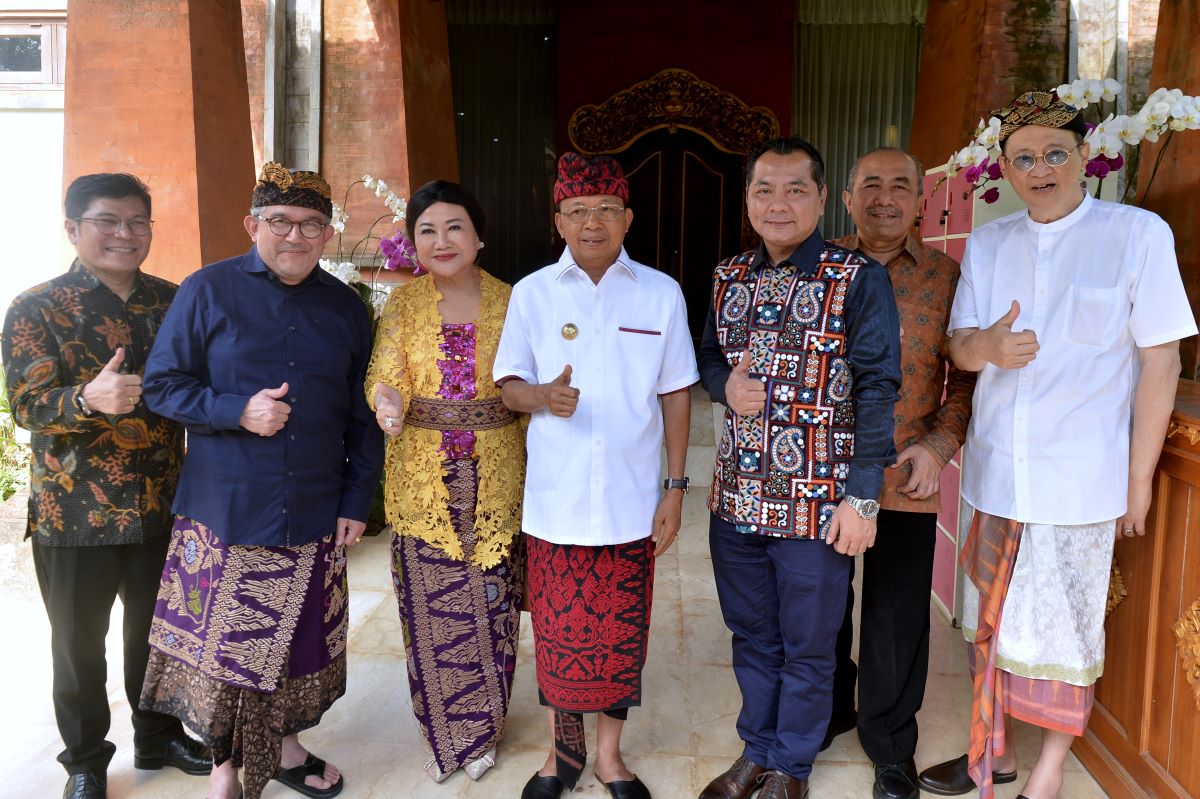 JAGA KEBUDAYAAN: Gubernur Bali Wayan Koster (tengah) foto bersama usai penandatanganan prasasti antara Pemprov Bali - LSPR Institute (19/8/2023).