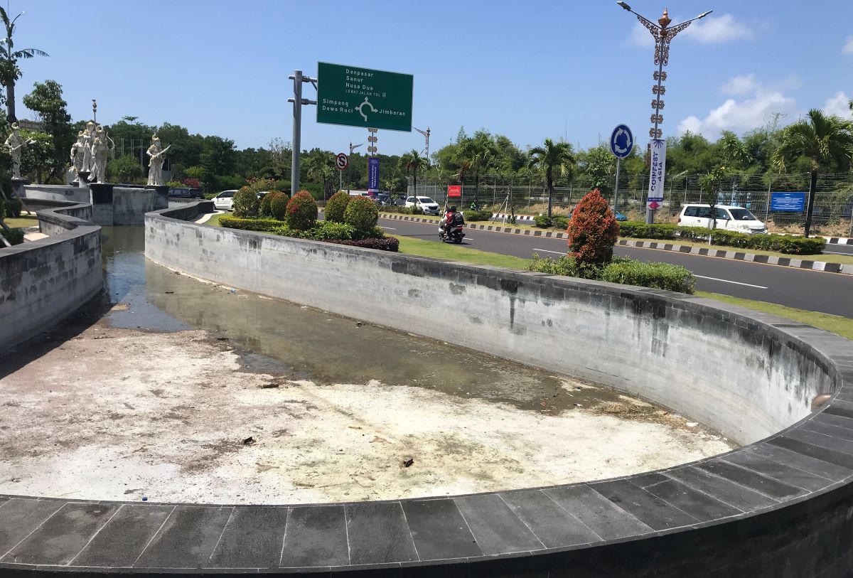 TAK TERAWAT: Kolam di area Taman Patung Pandawa , Tuban Badung ini airnya mengering tak terawat.