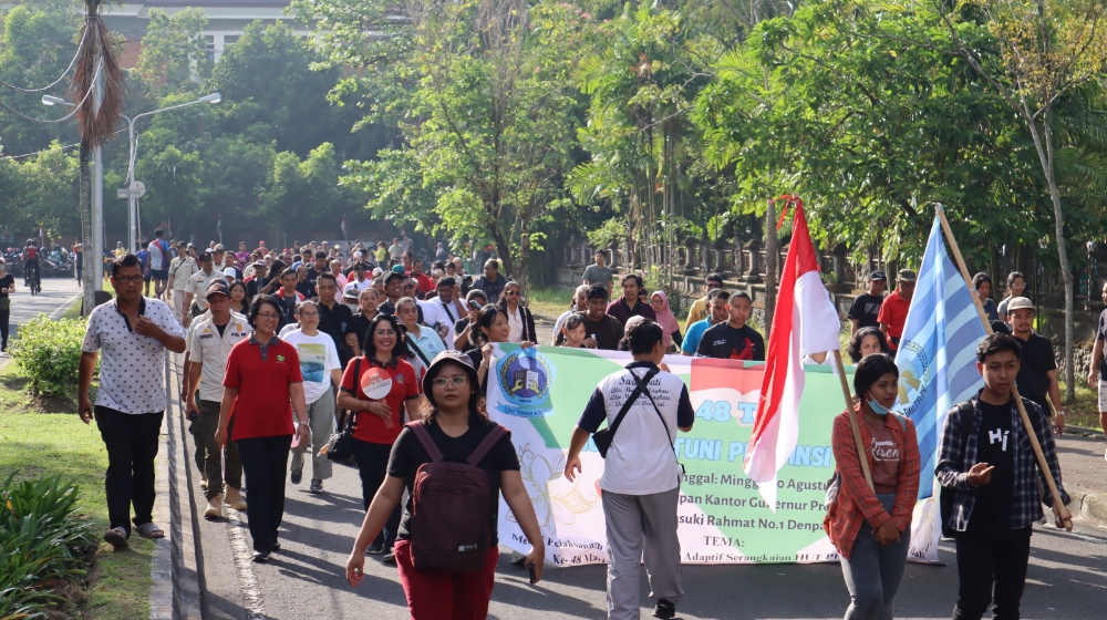 SALAM PELAYANAN PRIMA: Kegiatan jalan sehat, Rally Tongkat Adaptif dalam rangka HUT Pertuni atau Persatuan Tuna Netra Indonesia DPD Bali di Lapangan Renon, Minggu (20/8/2023) (RADAR BALI PHOTO)