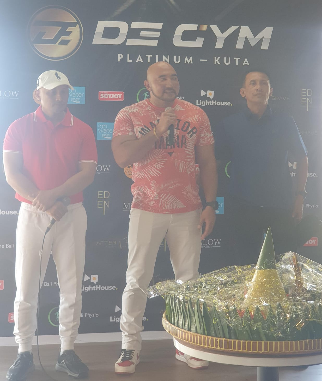 MEGA GYM: Made Muliawan Arya bersama pendiri De Gym meresmikan cabang ketiga di Park 23 di Kuta, Minggu (20/8/2023) (Ni Kadek Novi Febriani/Radar Bali)