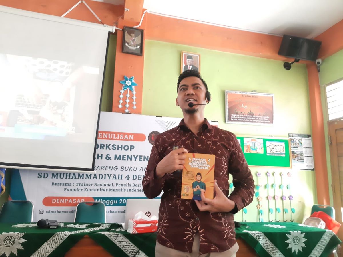 DORONG LITERASI: Trainer dan penulis buku nasional Khairil Oktaviandi alias bang Okta saat memberikan workshop di bagi guru dan wali murid di SD Muhammadiyah 4 Denpasar (20/8/2023)