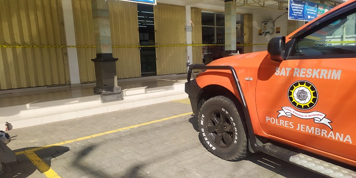 Polisi melakukan penyelidikan di lokasi pembobolan mesin ATM.