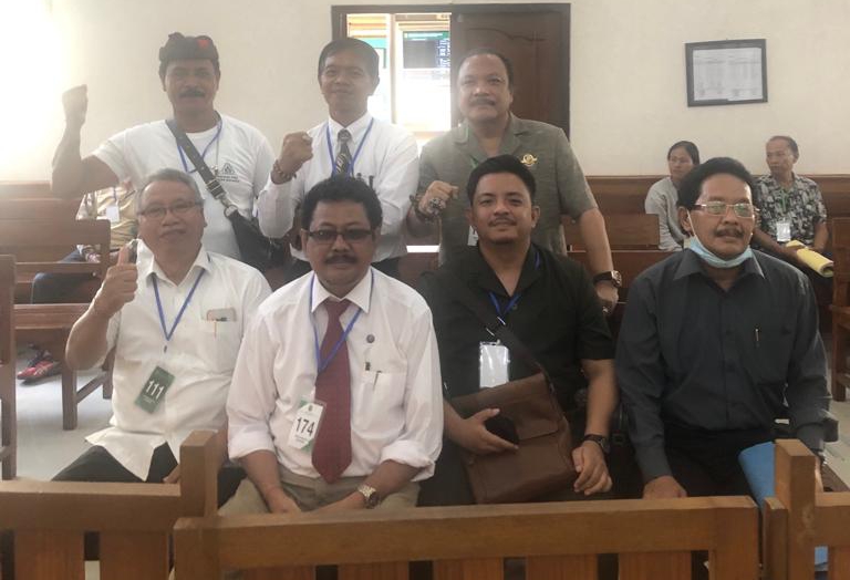 KOMPAK: Kuasa Hukum Harmaini Idris Hasibuan, SH (kanan atas) bersama saksi ahli Dr Ketut Sudantra (kiri) dan saksi ahli hukum Agraria Prof Dr Aslan Noor (kanan). (RADAR BALI PHOTO)