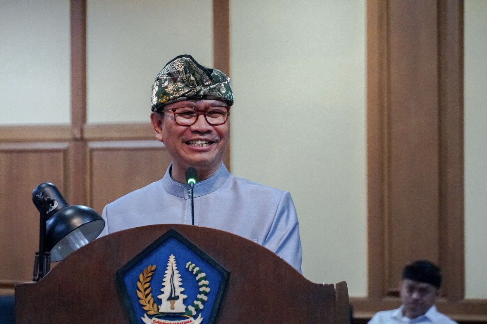 MOTIVASI UMAT: Wakil Bupati Badung I Ketut Suiasa menghadiri sekaligus membuka secara resmi Pesamuan Madya XII Pasemetonan Nararya Dalem Benculuk Tegeh Kori 2023, di Ruang Sidang Paripurna DPRD Badung