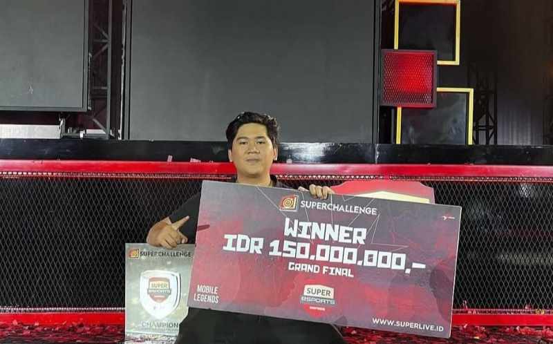BERBANGGA: Putu Adi Mardika saat menjuarai salah satu kompetisi Mobile Legend beberapa waktu lalu.(istimewa)