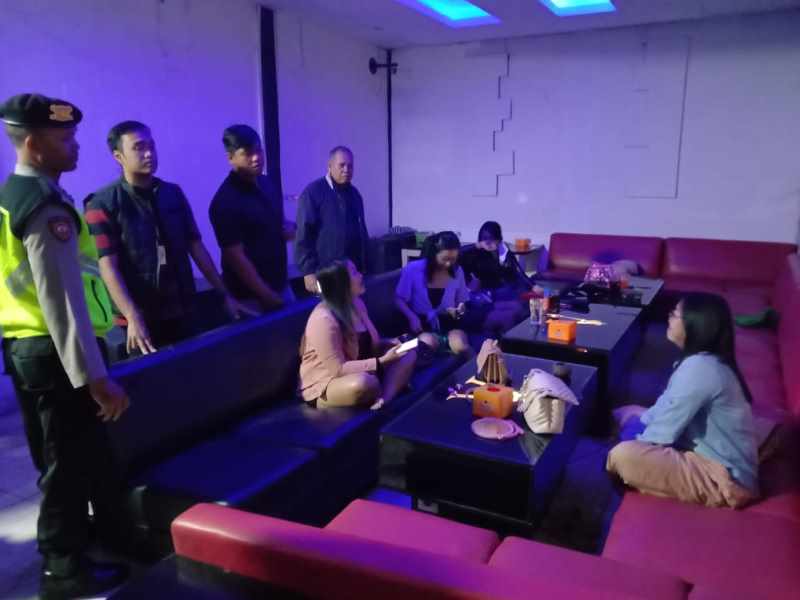 PANTAU KEADAAN : Suasana patrol malam yang dilakukan anggota Polres Tabanan di tempat hiburan malam.(juliadi/radar bali)