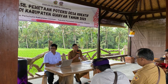 Diskusi yang digelar di Puspa Aman Desa Batuan kecamatan Sukawati tentang desa wisata.