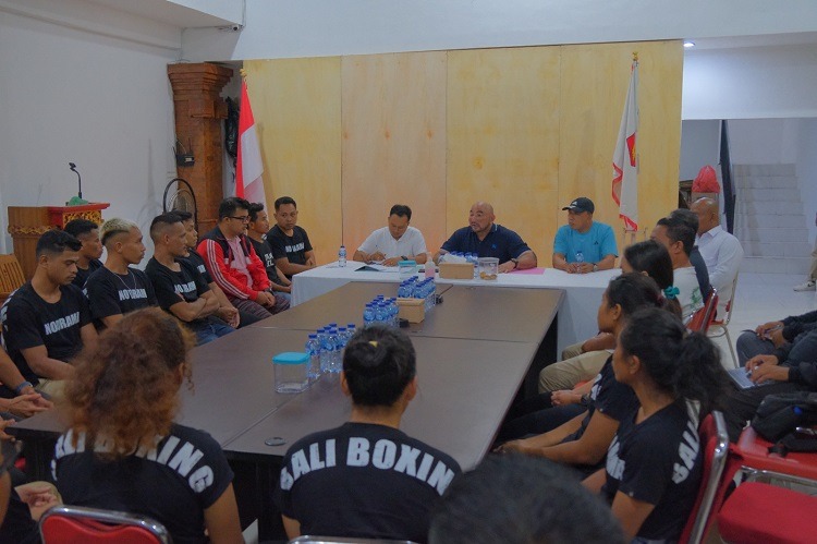 EVALUASI: Ketua Pengprov Pertina Bali, Made Muliawan Arya alias De Gadjah memimpin evaluasi Babak Kualifikasi Pra PON I yang berlangsung di Kota Makassar, Sulawesi Selatan pada 20-31 Juli 2023 lalu.