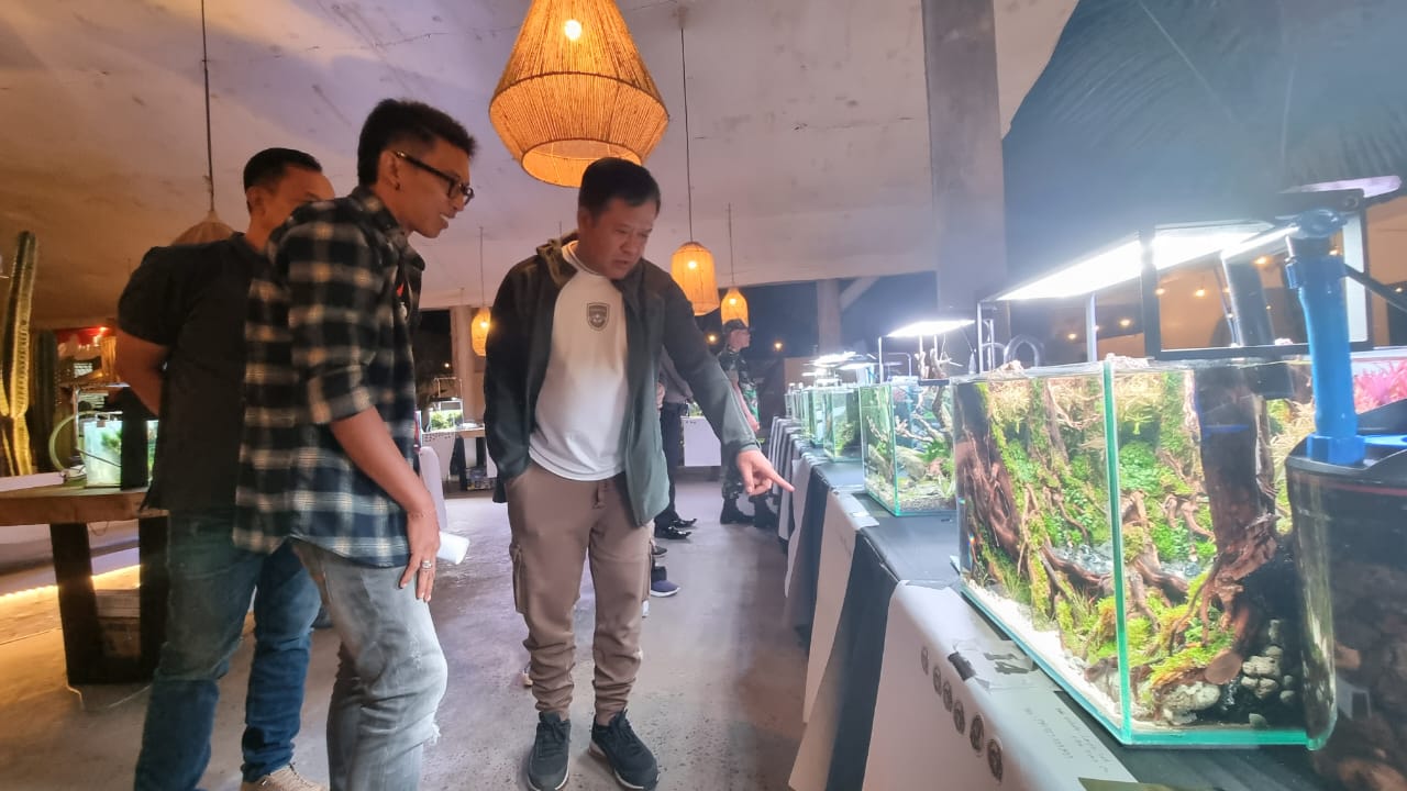 PROMOSI WISATA: Bupati Bangli Sang Nyoman Sedana Arta saat mengunjungi stand pameran di Uuma Eatery & Playgroud Jl. LC Subak Aya, Bangli
