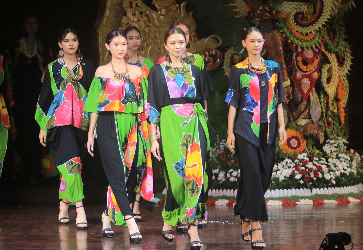 BUSANA TROPIS: Sejumlah ASN di lingkungan Pemprov Bali berlenggak-lenggok diatas Catwalk dalam lomba fashion show di Art Center Rabu, 23 Agustus 2023.