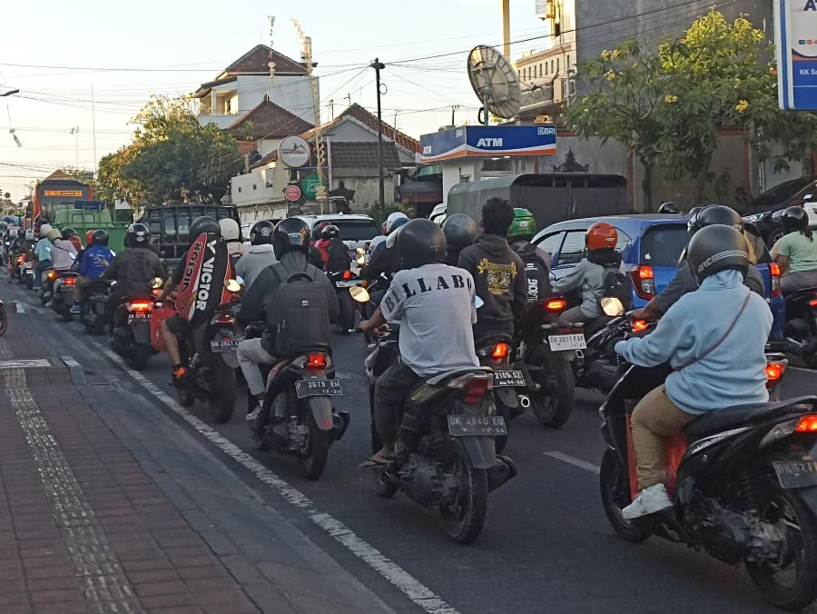 MACET: Jumlah kendaraan bermotor di Bali yang melebihi jumlah penduduk memicu polusi udara.