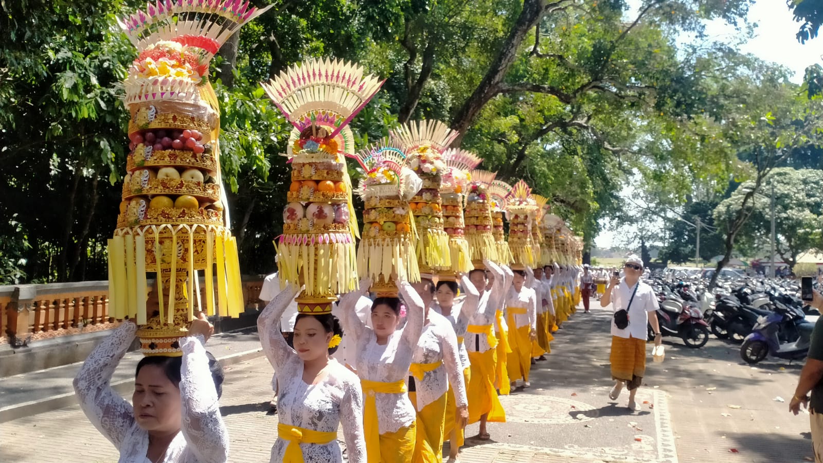 RITUAL KHUSUS: Suasana upacara Ngerebek dengan gebogan buah bersusun di Desa Adat Kukuh Marga, Tabanan.