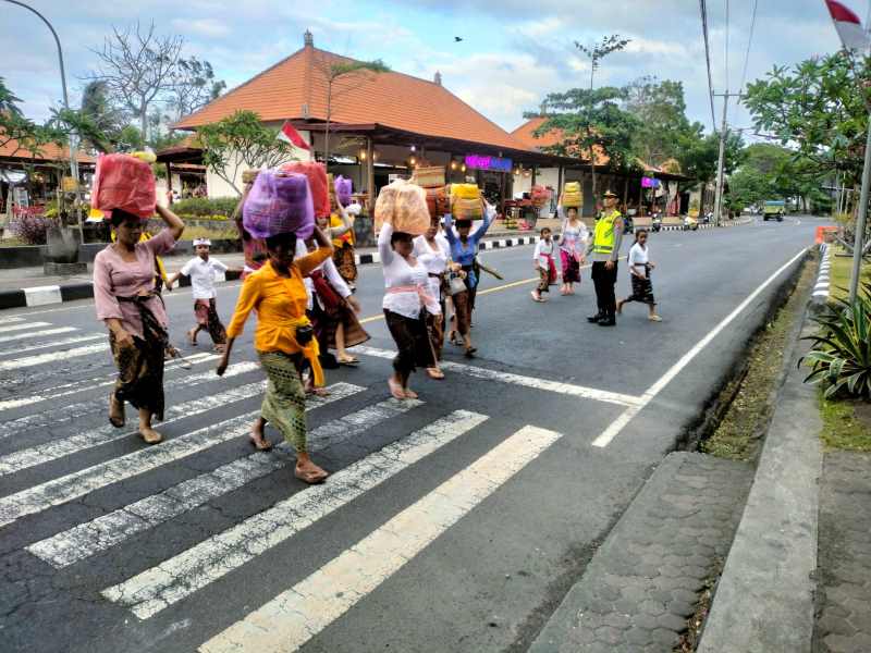 DIJAGA : Puluhan personel Polres Klungkung akan berjaga di sekitar Pura Goa Lawah selama rangkaian pujawali atau piodalan.(istimewa)