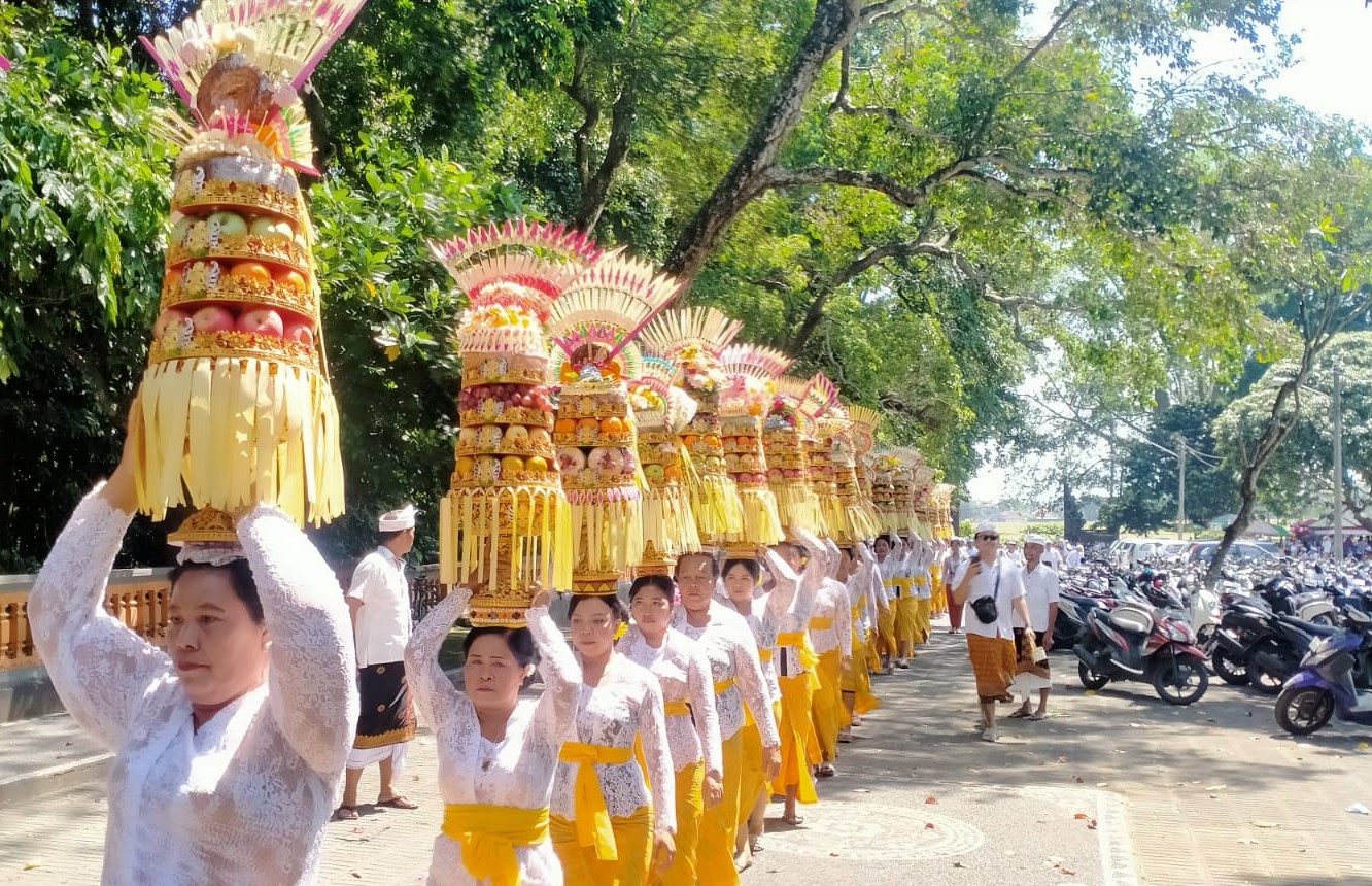 ENAM BULANAN : Mepeed gebogan dalam satu rangkaian tradisi ngerebeg di Desa Adat Kukuh, Marga Tabanan. Aacara berlangsung di Pura Dalem Kahyangan Kedaton.  (juliadi/radar bali)