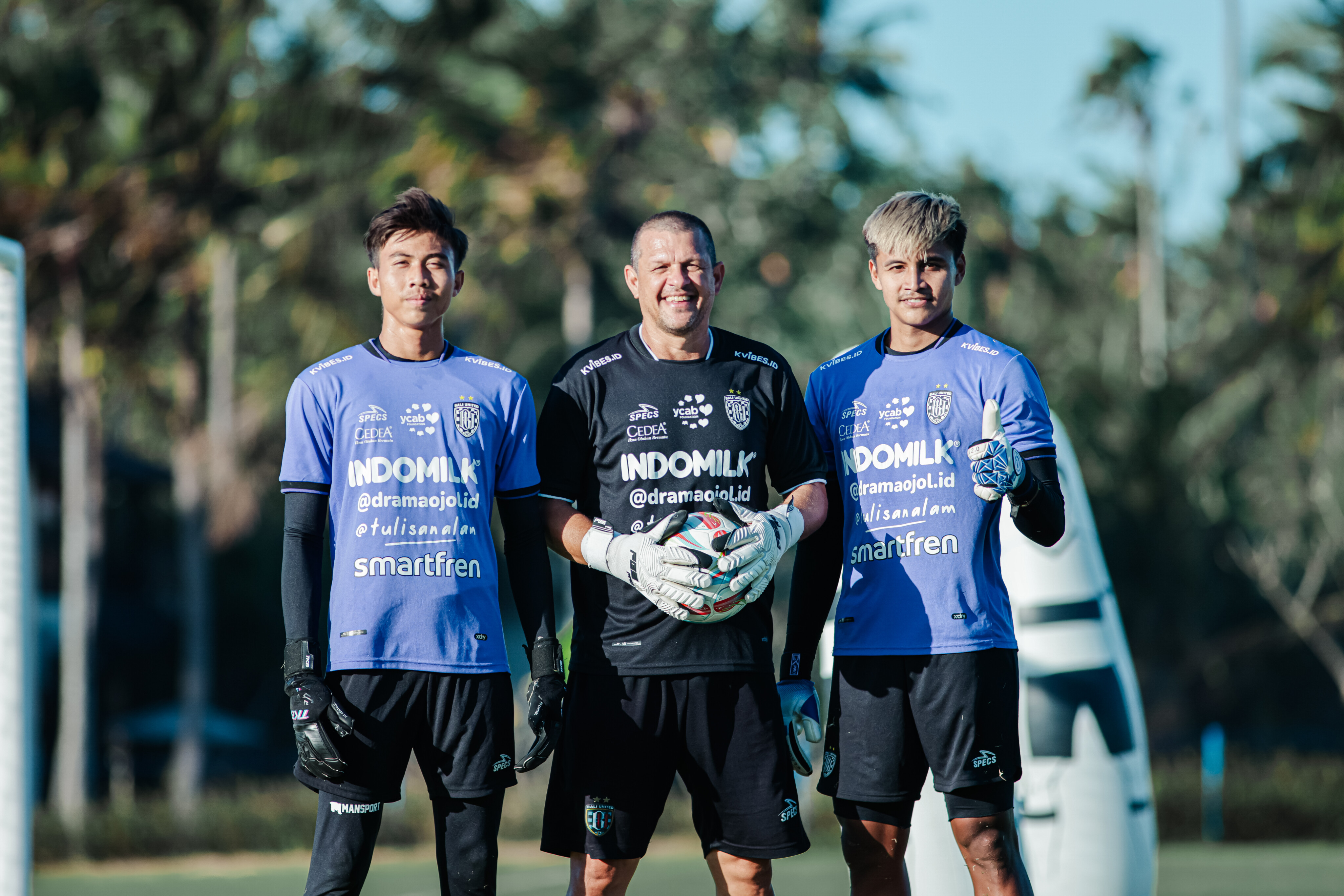 BANGGA: Marcelo Da Silva (tengah) menjadi pelatih kiper, memang jarang disorot publik. Namun perannya pun cukup penting dalam sebuah klub dan tentunya pemain yang berposisi sebagai penjaga gawang.