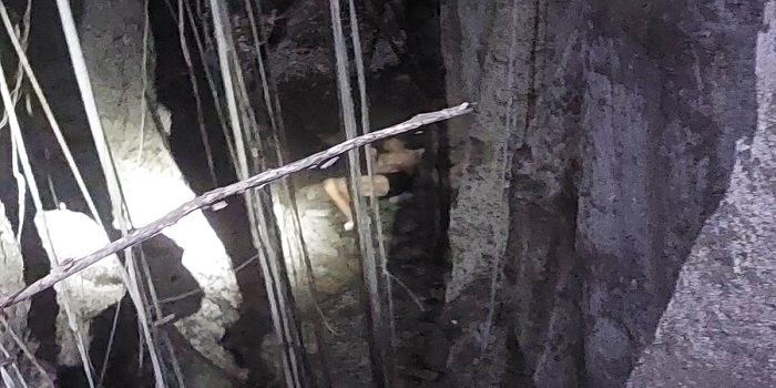 Proses evakuasi jasad korban.