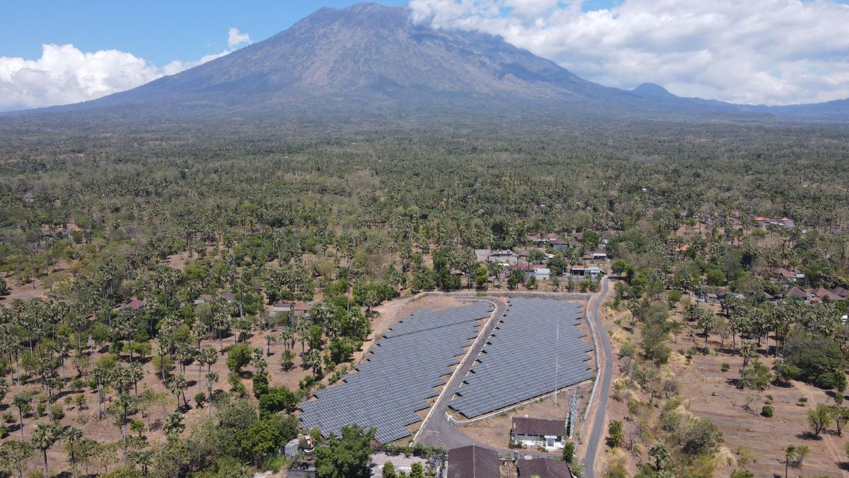 ENERGI TERBARUKAN: PLTS Baturinggit yang dibangun Kementerian ESDM RI di Kecamatan Kubu, Karangasem, Minggu (20/8).