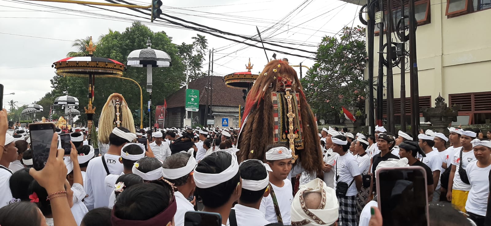RITUAL: Macepuk atau bertemu Ida Sasuhunan dari tiga desa, yakni Ida Sasuhunan Desa Adat Serongga, Gianyar, Banjar Tojan dan Pura Dalem Sarimerta Banjarangkan, Klungkung di Perempatan Desa.