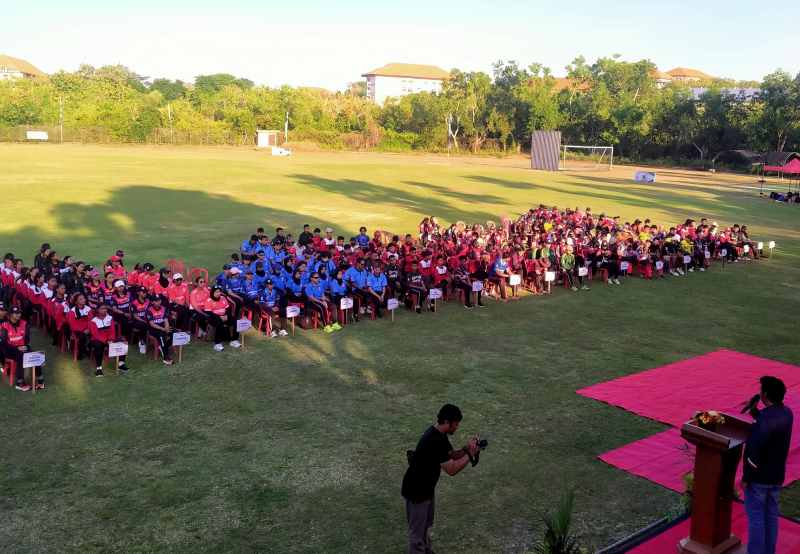 LAPANGAN KRIKET : Para atlet Kriket saat berada di Lapangan Udayana. (wayan widyantara)