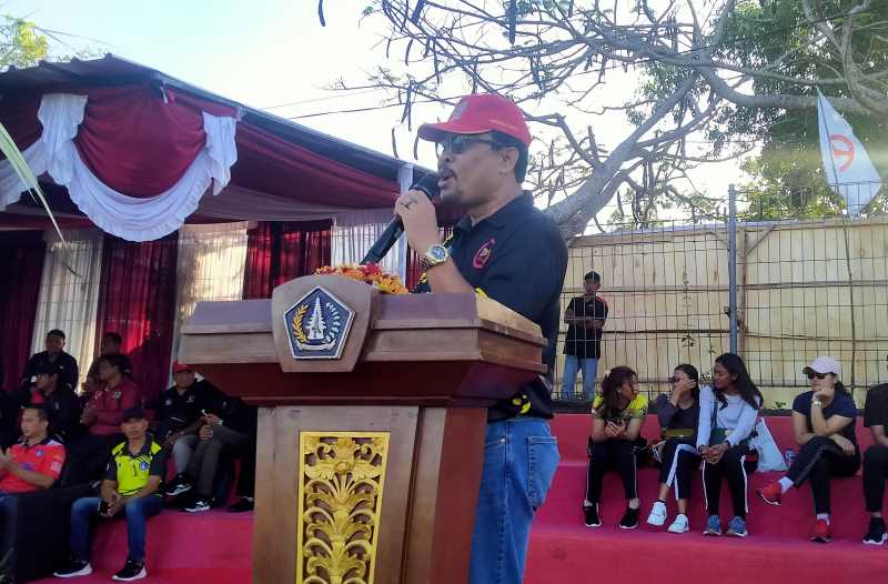LENGKAPI SARANA OLAHRAGA : Wakil Rektor III Universitas Udayana Prof. Ngakan Putu Gede Suardana dalam sambutan. (wayan widyantara)