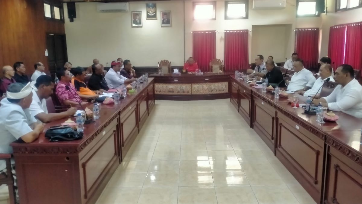 DAMPAK ABRASI: Masyarakat Desa Tibubiu, Kecamatan Kerambitan dan Desa Beraban, Selemadeg Timur mesadu ke Dewan Tabanan, 23 Agustus 2023