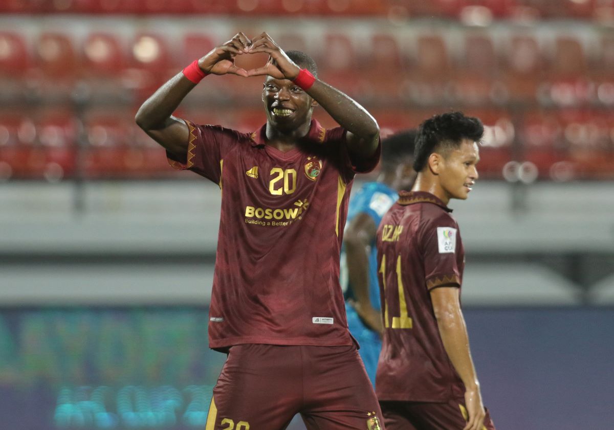 SATU GRUP:  striker PSM Adilson Gancho Silva (kiri, 20)  saat berselebrasi usai cetak gol kedua  untuk psm saat lawan Yangon United di Stadion Dipta Gianyar (23/8/2023).