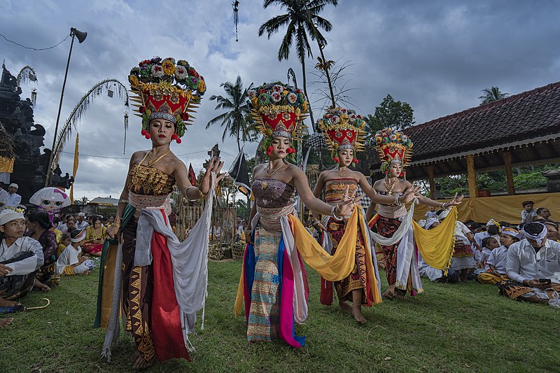 UNIK DAN KHAS: Tari Rejang Gede khas Desa Bebandem Karangasem ditampilkan dalam sebuah upacara adat setempat.