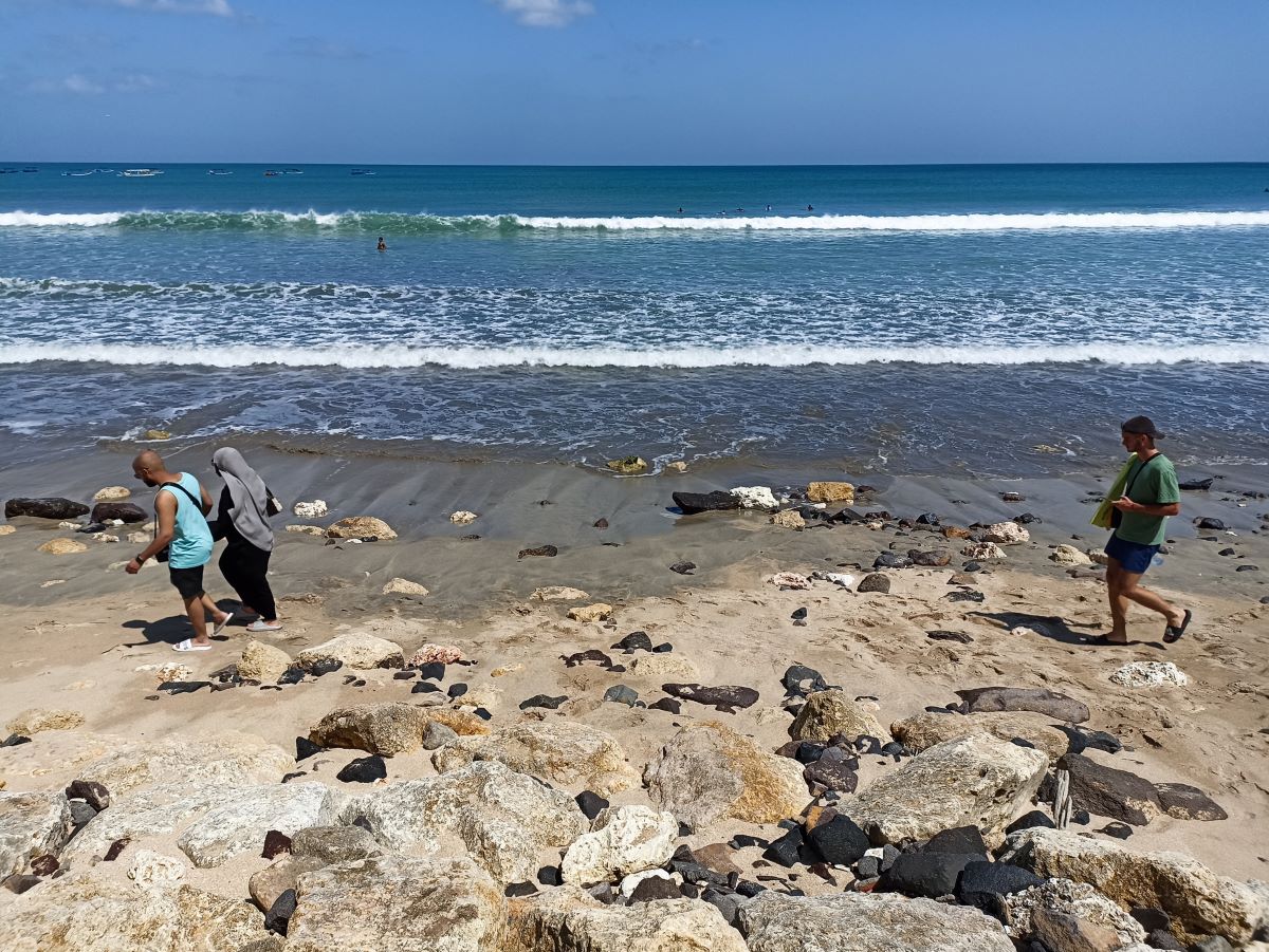 MENGGANGGU KENYAMANAN: Bebatuan bekas penataan yang berserakan di pantai Kuta ini disorot oleh wisatawan.