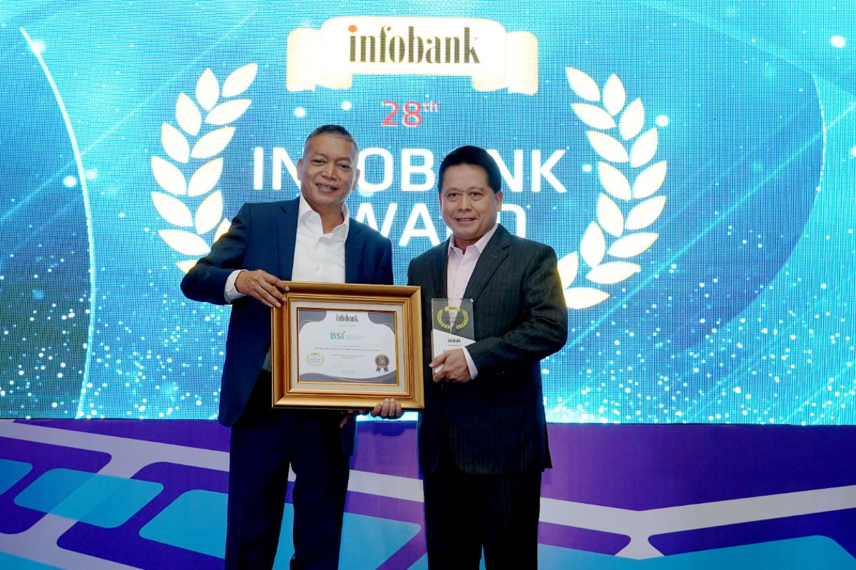 TERBAIK: Direktur Utama PT Bank Syariah Indonesia Tbk (BSI) Hery Gunardi (kanan) menerima penghargaan The Best Financial Performance Bank in 2022 (KBMI 3) dan Excellent Financial Performance Bank
