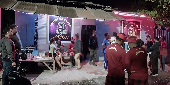 Kegiatan razia dan test urine di salah satu kafe remang-remang wilayah Gianyar.