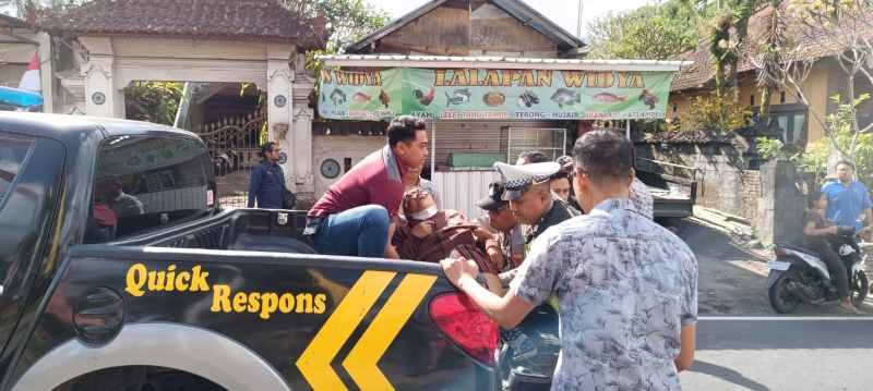 MENGAGETKAN : Ni Nengah Marmayanti, 25,dievakuasi personel Polsek Rendang karena sesak napas.(istimewa)