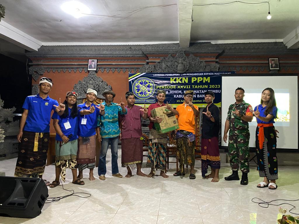 LANGKAH PROAKTIF: KKN-PPM Universitas Udayana (Unud) Desa Jehem mengambil langkah proaktif dengan mengadakan talkshow yang mengundang I Wayan Putra Sedana, owner Alas Harum Organic Fresh.