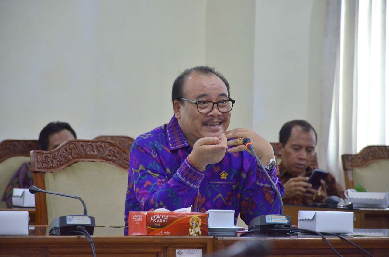 SAMBUT BAIK: Ketua DPD Golkar Bali, Dr. I Nyoman Sugawa Korry. (RADAR BALI PHOTO)