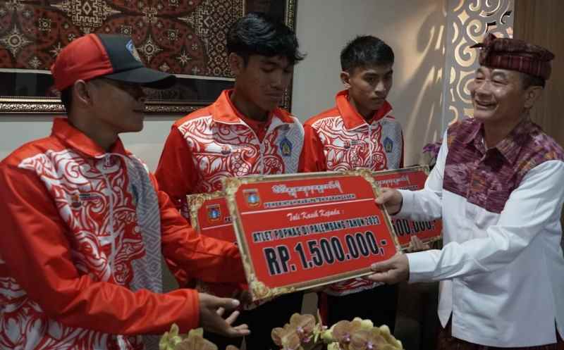 SIAP LAGA : Ketiga atlet asal Karangasem yang ikut membela Bali di ajang Pekan Olahraga Pelajar Nasional (Popnas) XVI di Palembang, Sumatera Selatan. (zulfika Rahman)