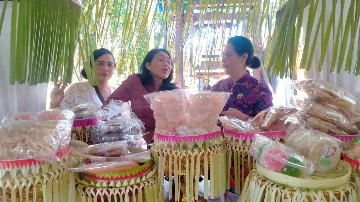 HARUS RAMAH ANAK: Menteri Pemberdayaan Perempuan dan Perlindungan Anak I Gusti Ayu Bintang Darmawati yang melihat pengembangan desa wisata di Desa Tegaljadi, Marga Tabanan.