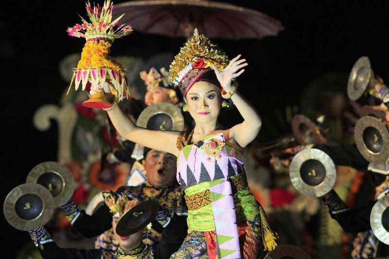 LESTARIKAN BUDAYA SENDIRI : Pertunjukan Aksi Melestarikan Seni Budaya Kabupaten Klungkung (Aksiku) 2023 di Alun-alun Ida Dewa Agung Jambe.( Humas Pemkab Klungkung)