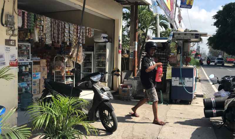 SELALU RAMAI : Salah satu toko kelontong  Madura di Kawasan Jalan Sedap Malam, Denpasar. Toko ini buka 24 jam dan melayani eceran.(miftahuddin halim)