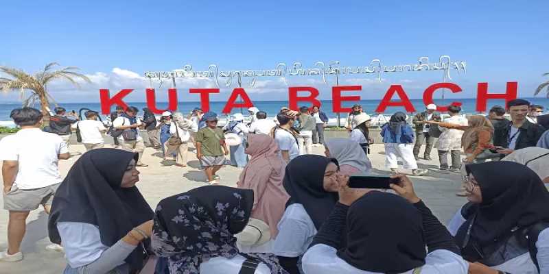TETAP FAVORIT : Kunjungan wisatawan domestik ke Pantai Kuta, beberapa waktu lalu.(dok.radar bali)